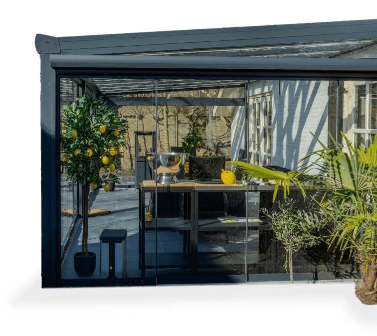 Serre met glazen schuifwanden zijaanzicht