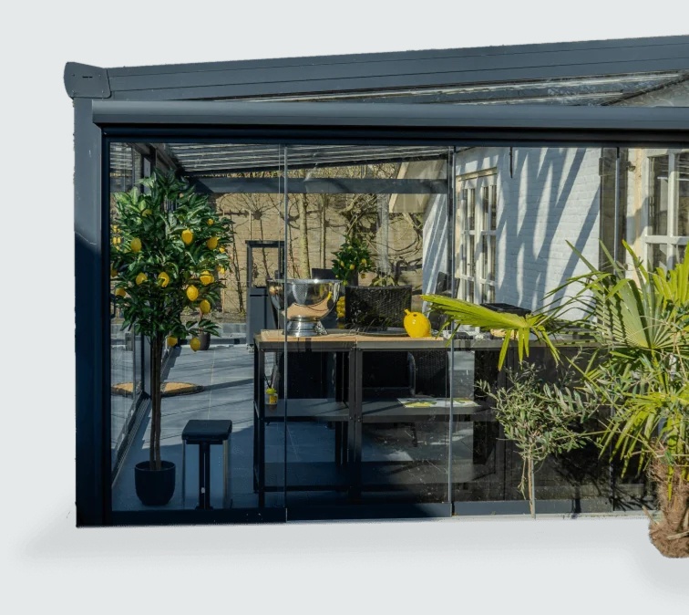 Glazen schuifwanden in overkapping